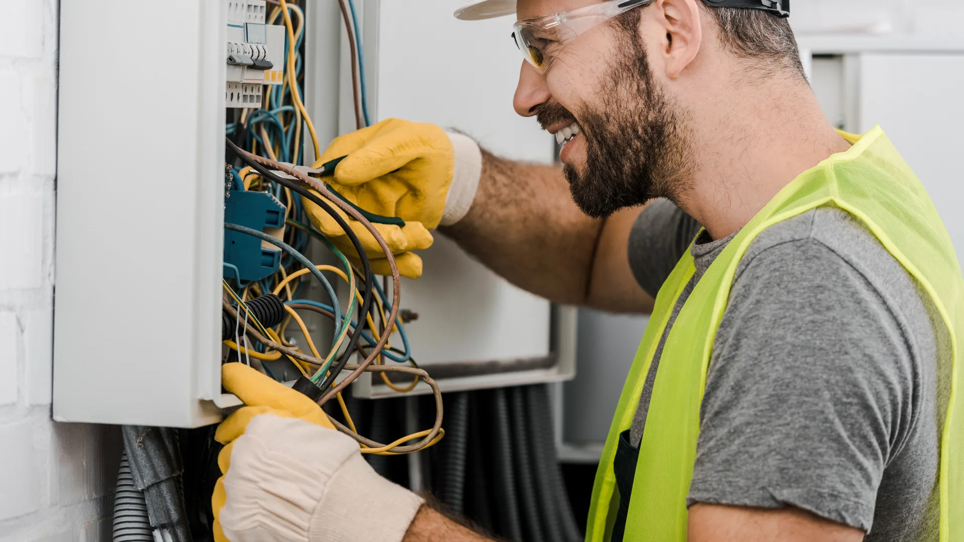 Électricien professionnel en intervention à Paris